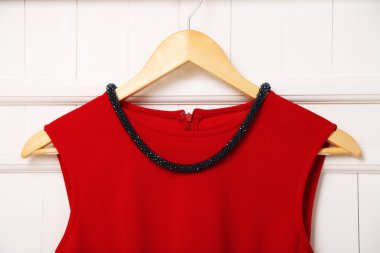 Kolye askısı duvar üzerinde