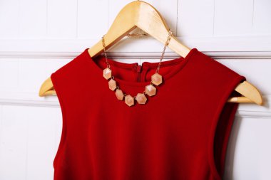 Kolye askısı duvar üzerinde