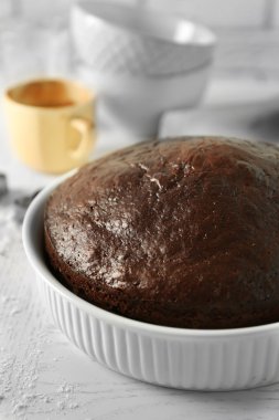 Bir tabloda bir fırın tepsisinde çikolatalı pasta pişmiş
