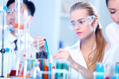 Tıbbi teknisyenler laboratuvarda çalışan