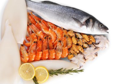 Deniz ürünleri üzerine beyaz izole