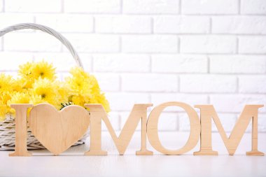 Ahşap dekor ve çiçekler