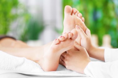 kadın bacak masajı ile rahatlatıcı 