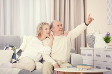 Sürpriz Olgun çift kanepede oturan