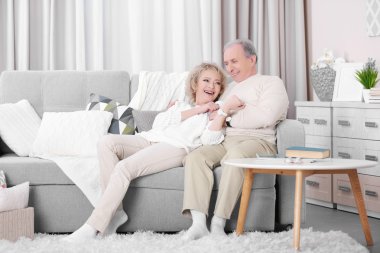 Çift birlikte kanepede gülüyor Olgun