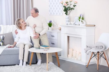 Birlikte kanepede oturan Olgun çift