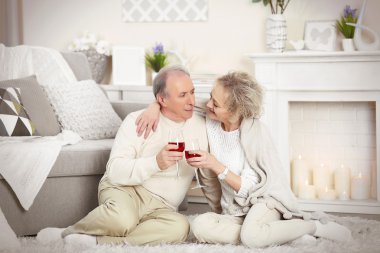 şarap içme mutlu olgun çift