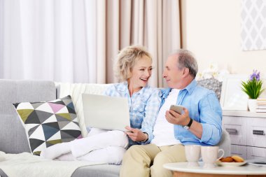 Dizüstü birlikte oturan Olgun çift