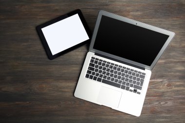 dizüstü bilgisayar ve modern tablet 