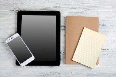 Modern cep telefonu, tablet ve defter 