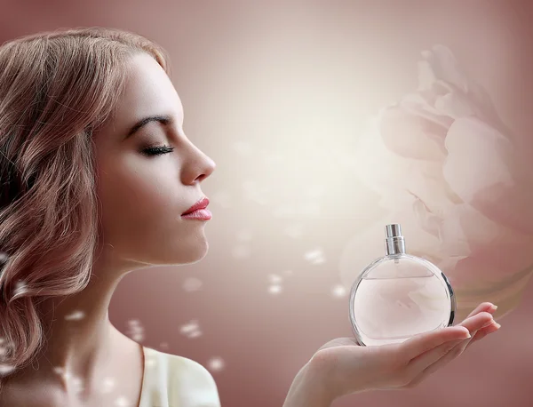 Piękna kobieta z butelką perfum — Zdjęcie stockowe