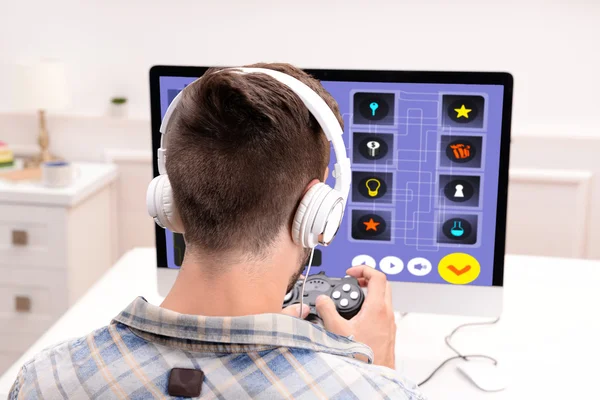 사람이 컴퓨터 게임을 하다 — 스톡 사진