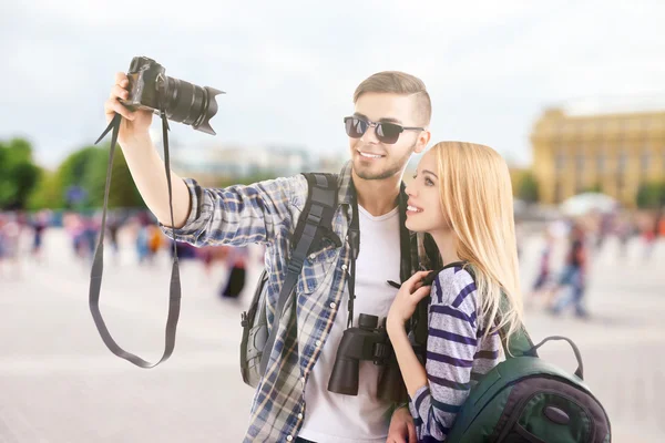 Genç bir çift yolcuları — Stok fotoğraf