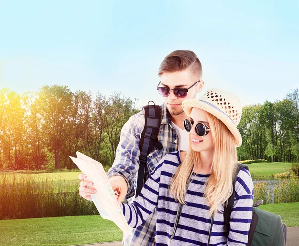 Pareja joven de viajeros — Foto de Stock