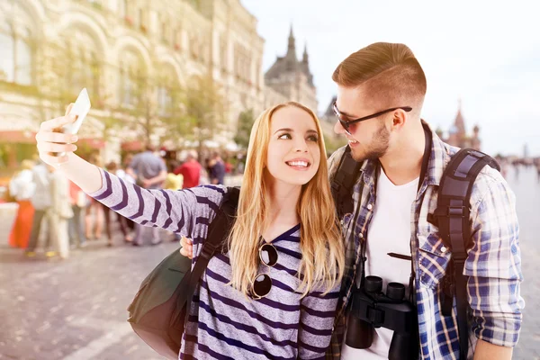 Casal jovem de viajantes — Fotografia de Stock