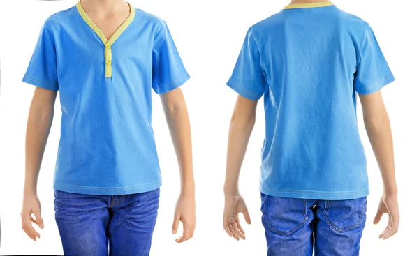 广告的衣服。男孩穿着蓝色 t 恤和牛仔裤白色背景上孤立 — 图库照片