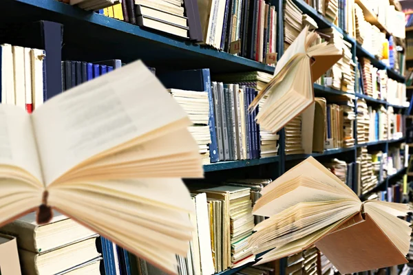 Vliegende boeken over Bibliotheek Boekenplanken — Stockfoto