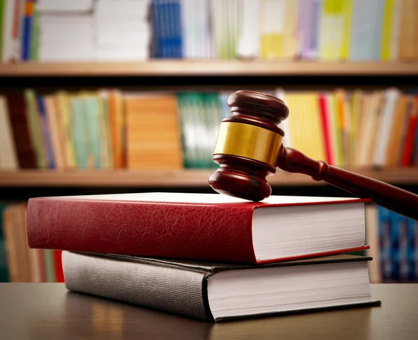 Judge gavel and books — Stock Photo, Image