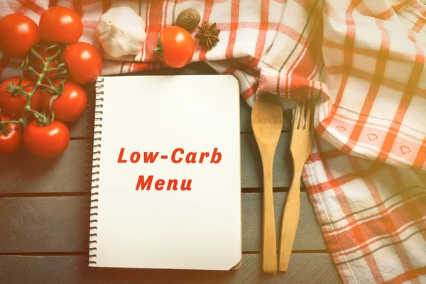 Menú bajo en carbohidratos en libro de recetas — Foto de Stock
