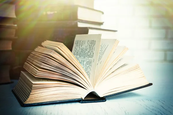 Open book on table — Stock Photo, Image