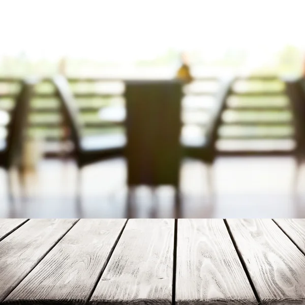 Table en bois vide et intérieur flou — Photo