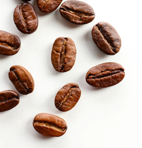 Grãos de café, isolados em branco — Fotografia de Stock