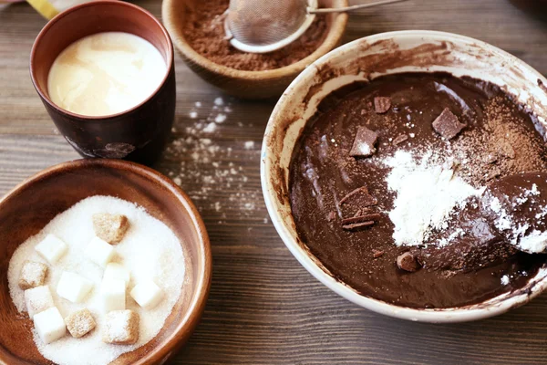 Teig für Schokoladenkuchen aus nächster Nähe auf dem Tisch zubereiten — Stockfoto