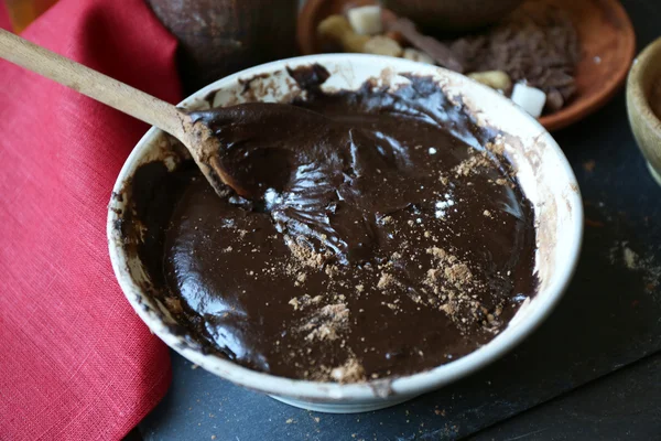 Готовим тесто для шоколадного пирога на столе. — стоковое фото