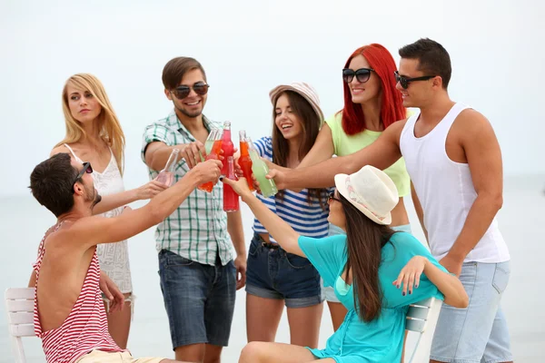 Schöne junge Leute, die Spaß haben — Stockfoto