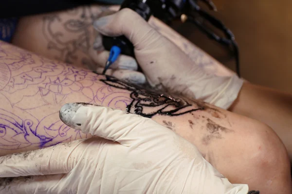 Διαδικασία δημιουργίας τατουάζ — Φωτογραφία Αρχείου