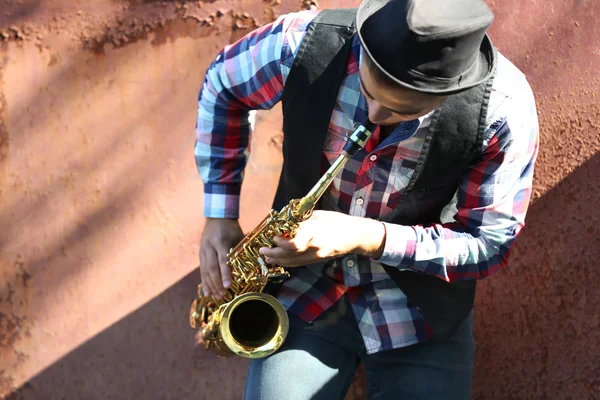 Hombre tocando en saxofón —  Fotos de Stock