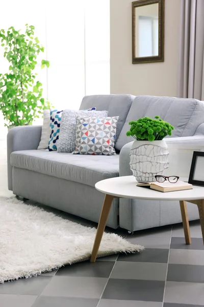 Sofa dengan bantal berwarna-warni — Stok Foto
