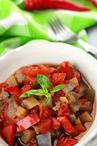 Ratatouille en tazón, sobre fondo de mesa de madera — Foto de Stock