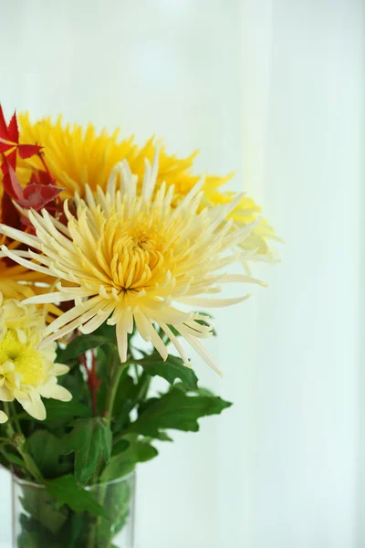 Schöner Herbststrauß mit Chrysanthemen, auf der Fensterbank — Stockfoto