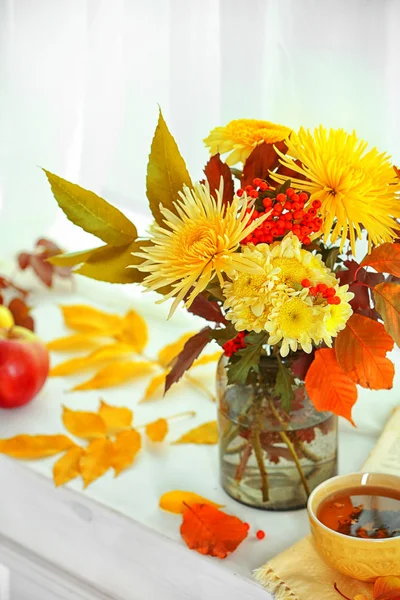 Mooie herfst boeket met chrysanten bloemen, op vensterbank — Stockfoto