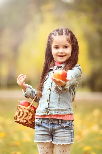 リンゴを持つ美しい少女 — ストック写真