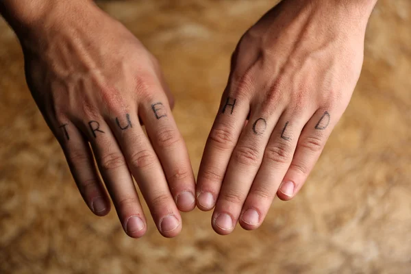 Inscrições de tatuagem em dedos masculinos — Fotografia de Stock