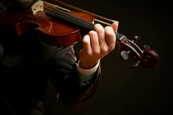 Músico toca violino no fundo preto, close-up — Fotografia de Stock