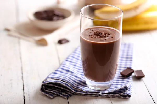 Glass of chocolate milk on table close-up — Stock Photo, Image