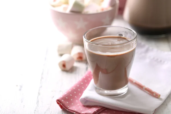 Copo de leite de chocolate na mesa close-up — Fotografia de Stock