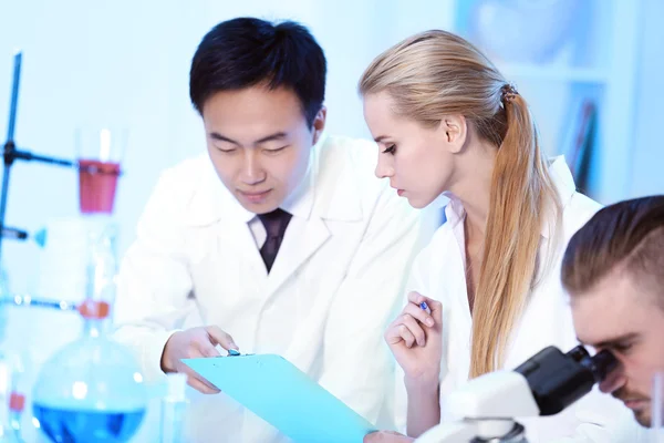 Técnicos médicos trabajando en laboratorio — Foto de Stock