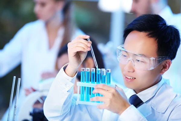 Técnicos médicos trabajando en laboratorio — Foto de Stock