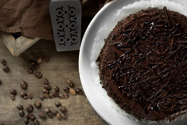 Νόστιμο κέικ σοκολάτας σε ξύλινα φόντο — Φωτογραφία Αρχείου