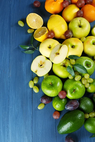 Frukt på mörkblå trä bakgrund — Stockfoto