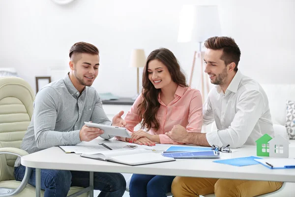 Family with estate agent — Stock Photo, Image