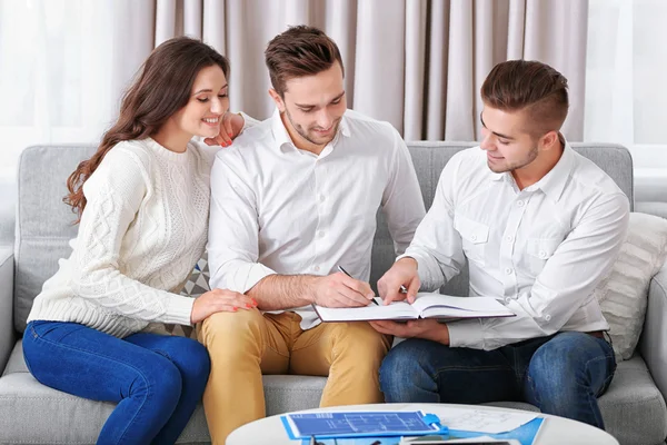 Estate agent with couple — Stock Photo, Image
