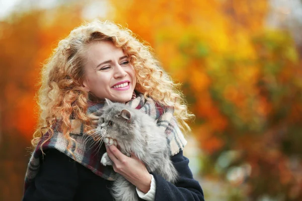 Woman and cat in the park — Stock Photo, Image
