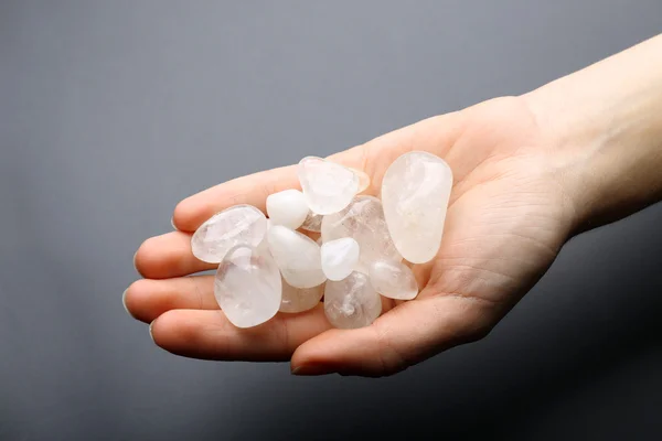 Mujer sosteniendo piedras semipreciosas — Foto de Stock