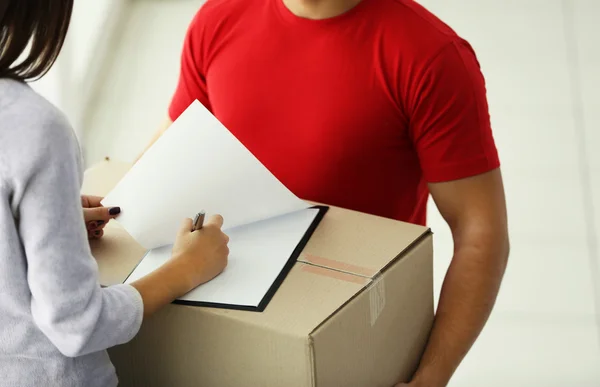 Mujer Firma Recibo Del Paquete Entrega Primer Plano — Foto de Stock