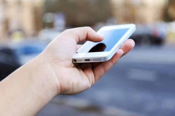 Mujer sosteniendo smartphone — Foto de Stock